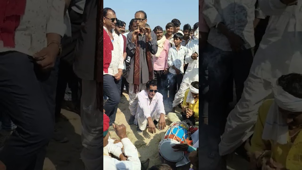 त्रिवेणी संगम मेले में अलगोजा का आनंद लेते हुए
