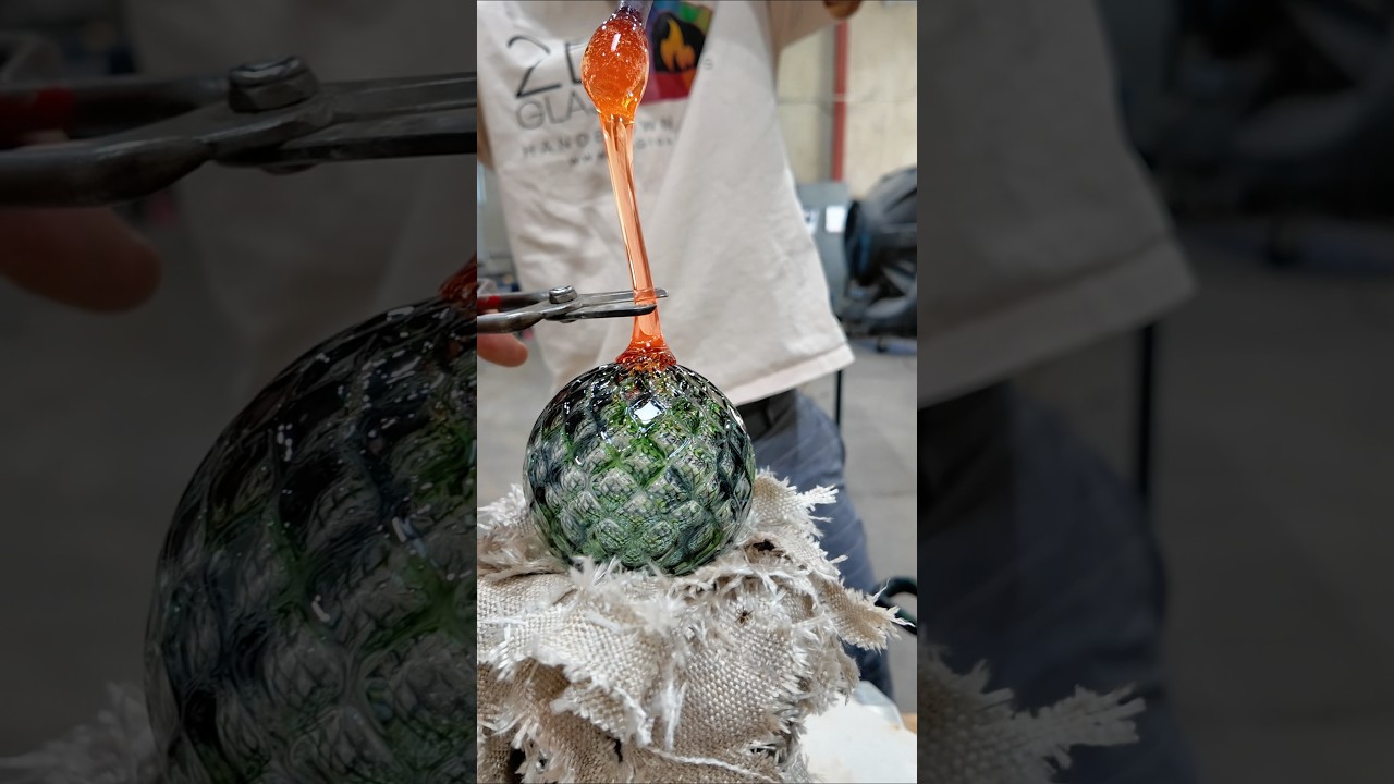 Зимние краски в расплавленном стекле. #GlassBlowing #GlassArt #HandBlownGlass #GlassOrnament