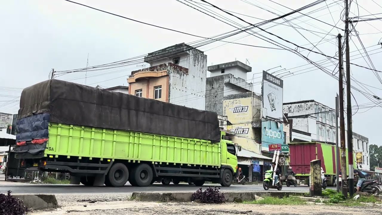 CCTV JALANAN || Aktifitas Truk besar padati jalan Lintas Timur Sumatera