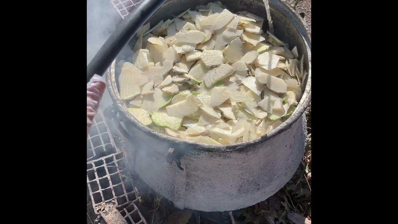 Şeker pancarı pekmezi yaptık, çok güzel oldu.