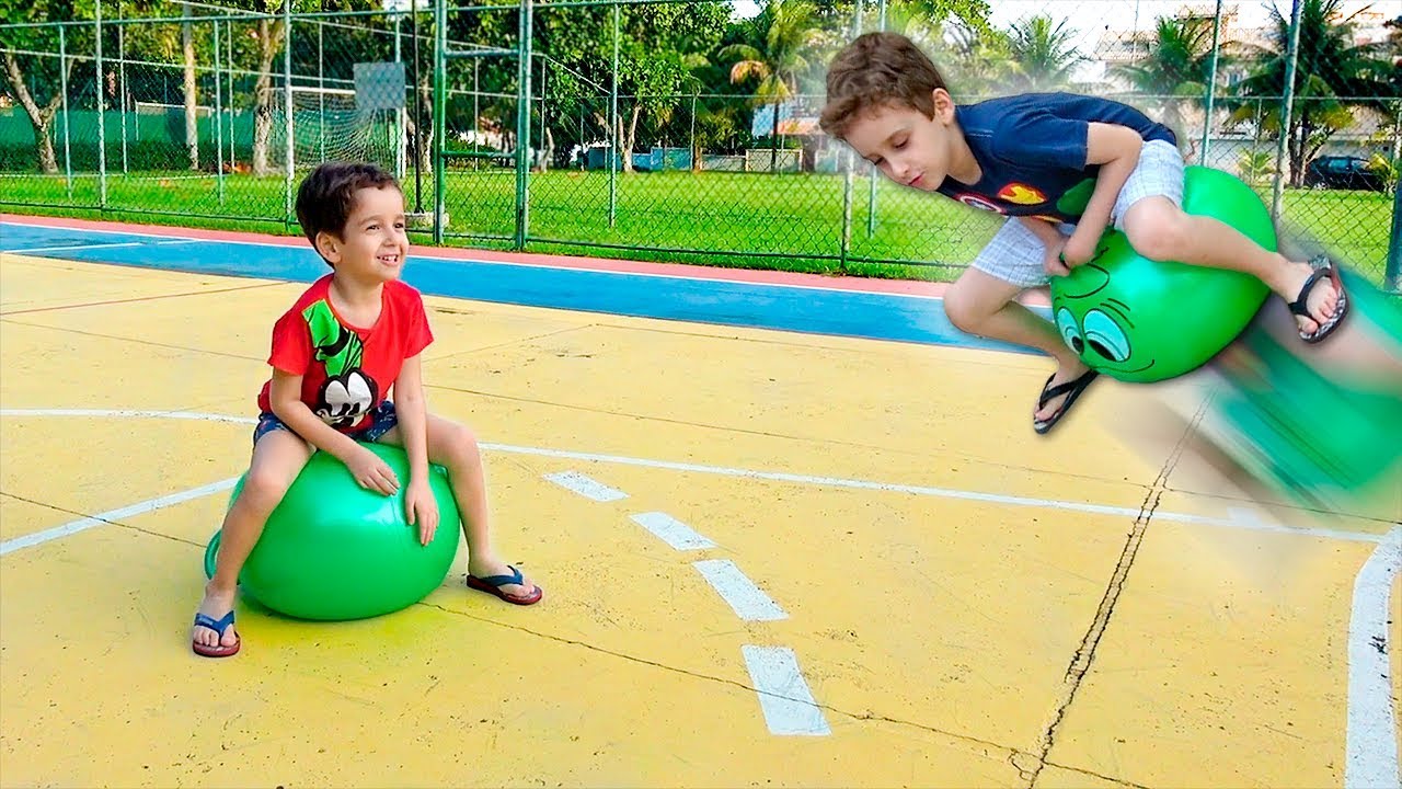 BRINCANDO de BALÃO PULA PULA no PARQUINHO em Família - Paulinho e Toquinho