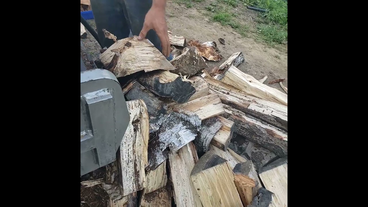 Woodsplitter at work.  #firewood  #ontario