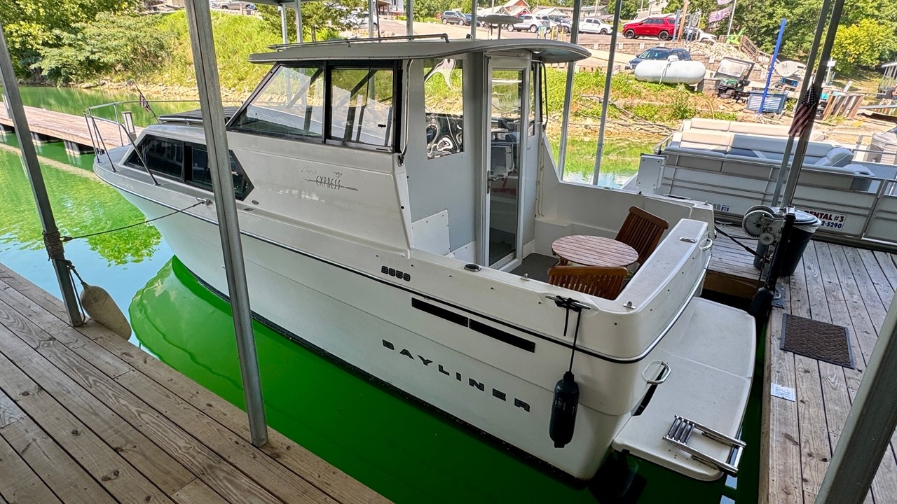 1997 Bayliner 2859 Hard Top Ciera Express SE Cabin Cruiser For Sale on Norris Lake TN