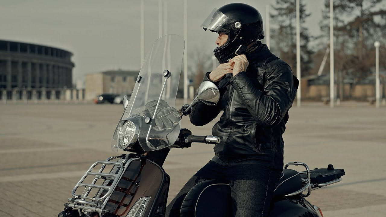 Retro Helm und Kleidung für Vespa Fahrer