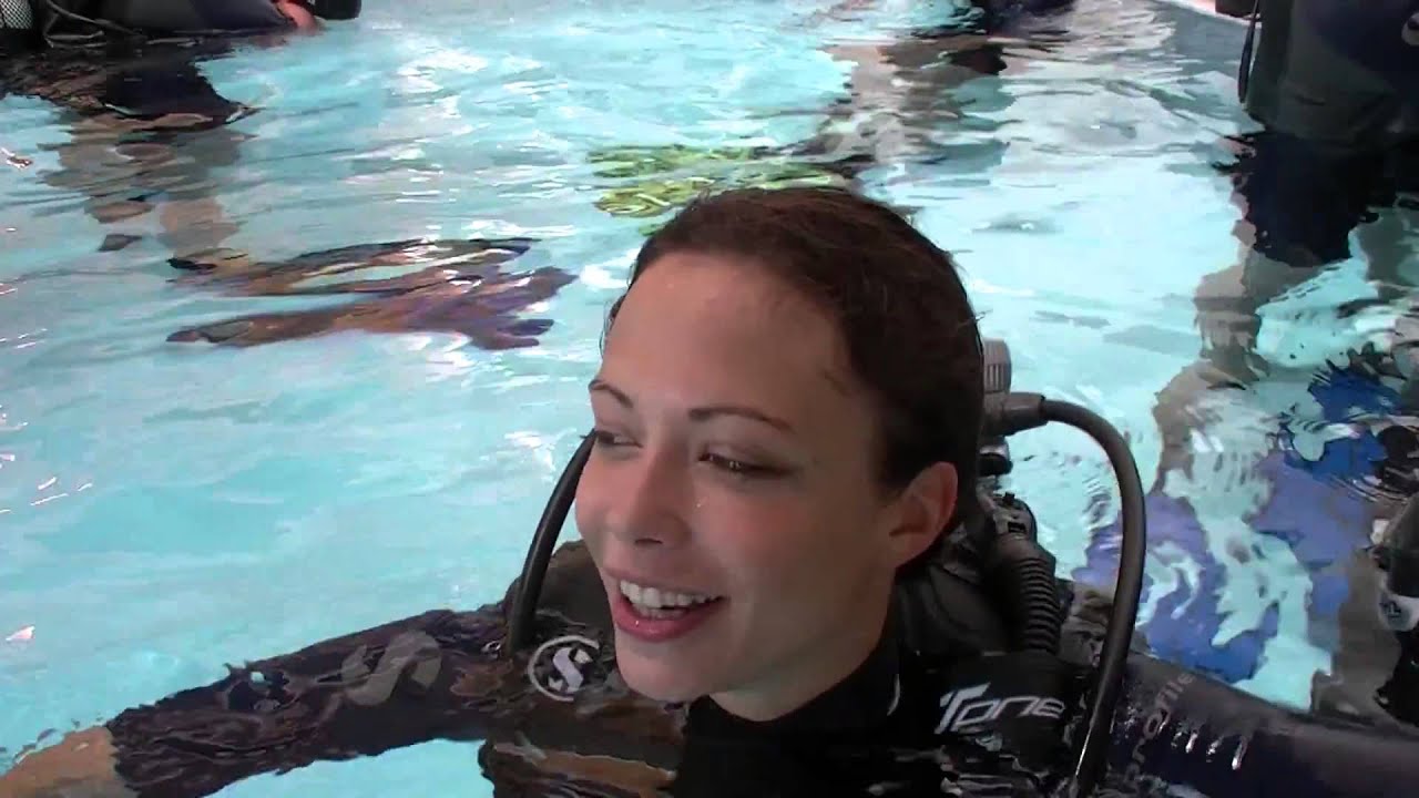 Dounia Coesens_Grégory Questel_Centre Aquatique_Les Vagues_Meyzieu.