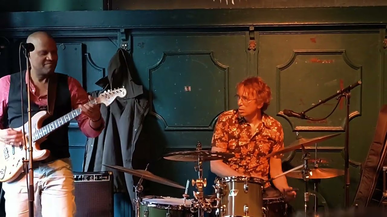 Tribute around town Breda 5 mei 2025.Bald as love - Voodoo Child (Jimi Hendrix) in de bruine Pij