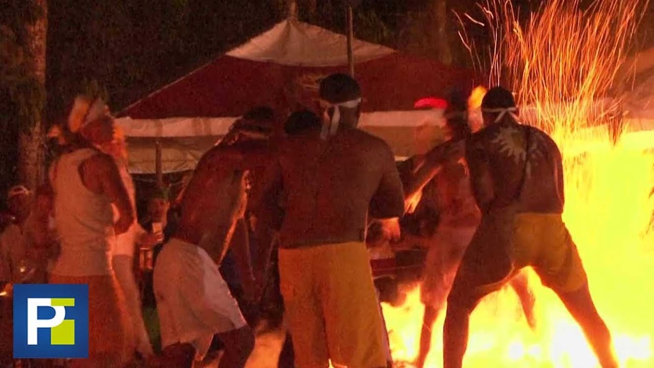 El rito de fuego con el que muchos caminan sobre llamas como pose&iacute;dos, sin quemarse con las brasas