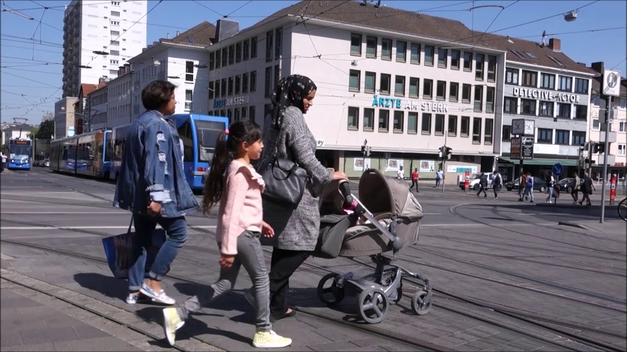 Kassel: Straßenbahn und Regiotramverkehr an der Haltestelle Am Stern + Bildergalerie Tram Kassel