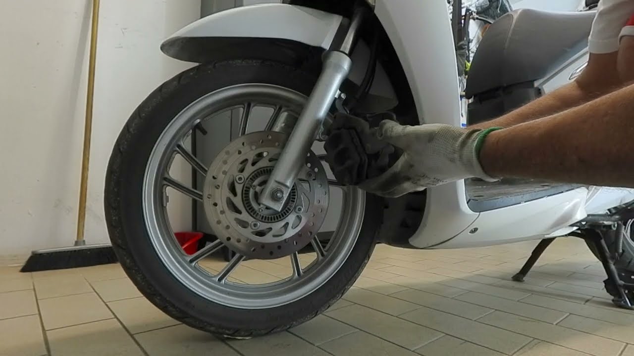 Cambio pastiglie anteriori  Honda Sh 150i ABS (2015)
