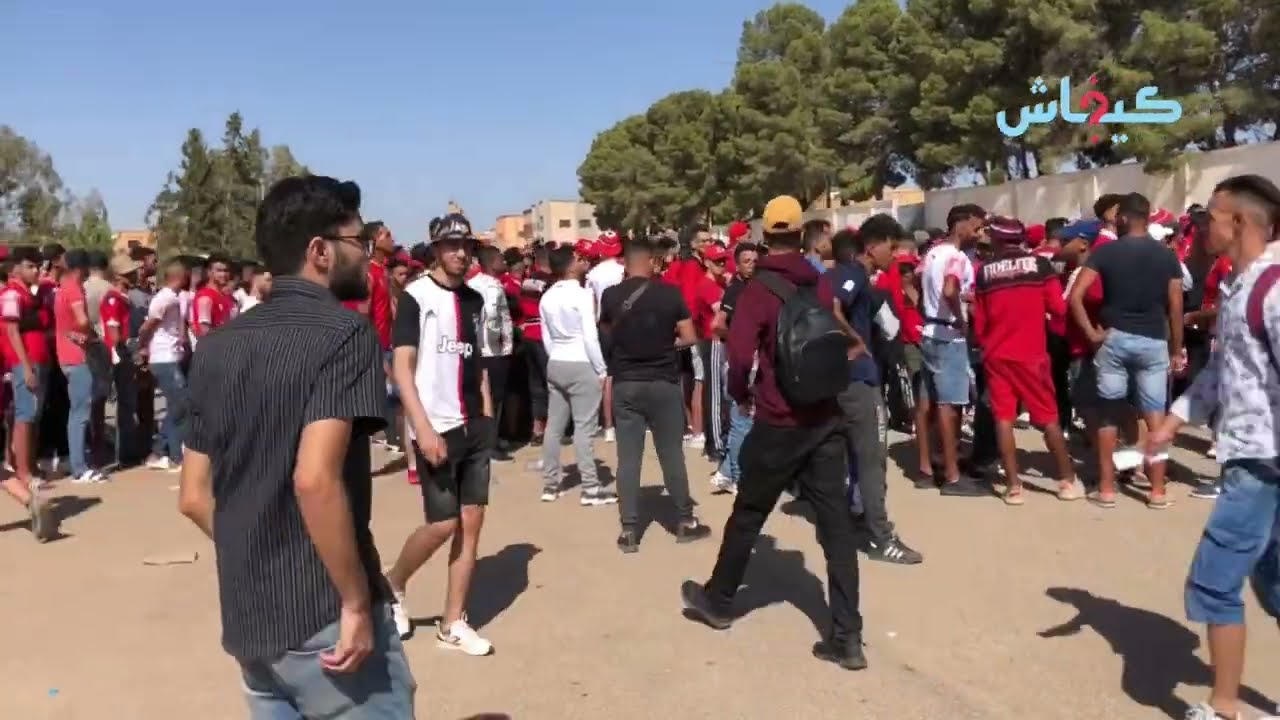 في محيط الملعب الشرفي بوجدة.. جمهور الوداد طامع فالبطولة وشاد 