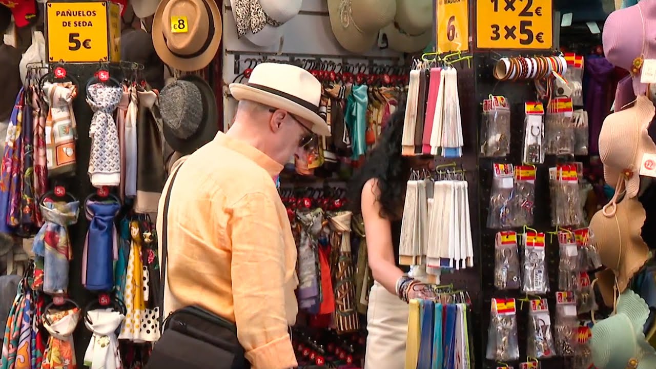Adiós a los tenderetes de souvenirs en los soportales de la Plaza Mayor