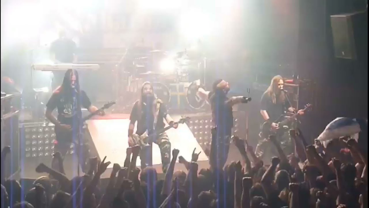 Joakim Brod&eacute;n beating the shit out of his knee.. Sabaton - Talvisota (Tavastia, Helsinki 03.12.2010)