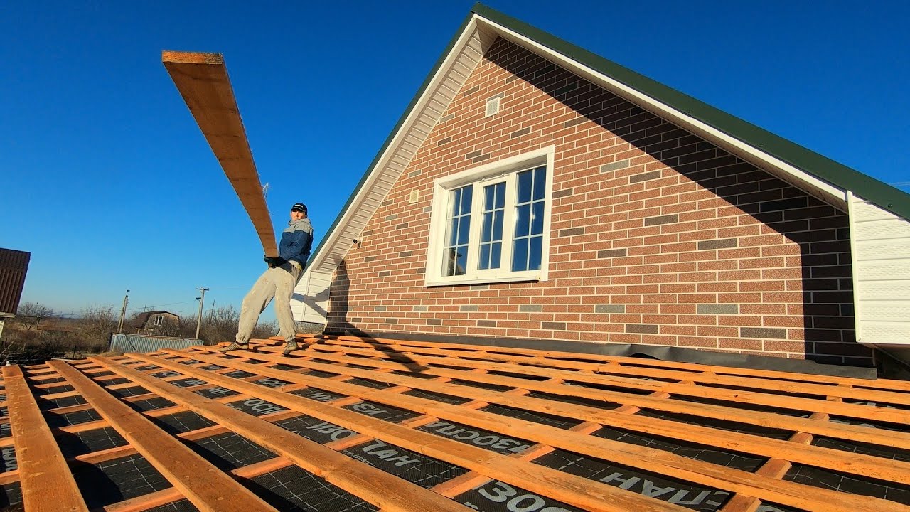 Парень МОНТИРУЕТ ОБРЕШЕТКУ с помощью ДВУХ ШАБЛОНОВ. Строительство ОДНОСКАТНОЙ КРЫШИ своими силами