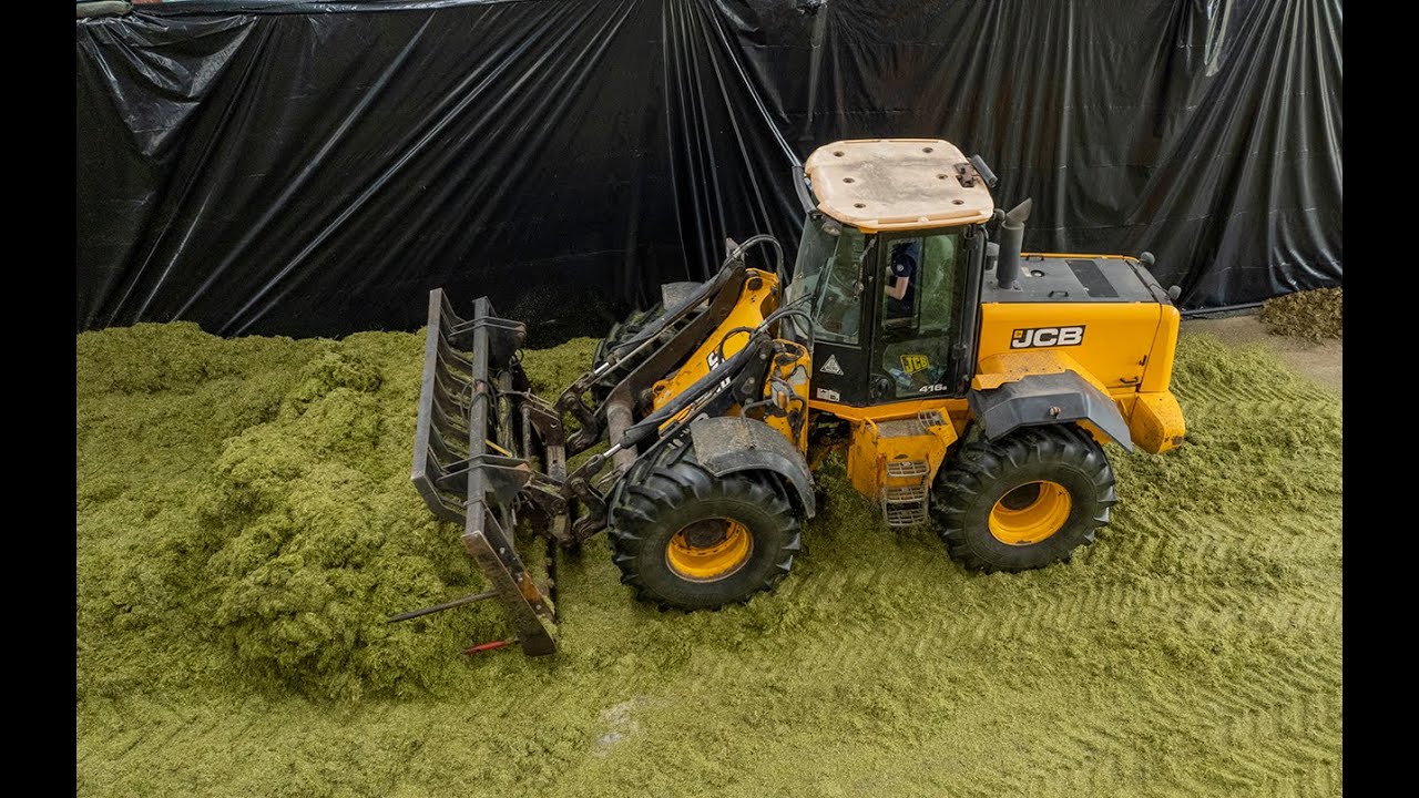 SHE BE LOOUD JCB 416 Buckraking 2022 working the pit (might wanna turn down the sound)