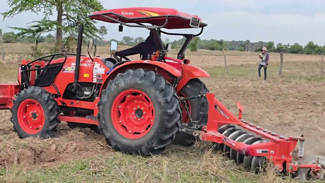 ត្រាក់ទ័រ​Kubota​ M6040​ កំពុង​ព្យួរ​ដីស្រែ​ជូន​អតិថិជន​របស់​ខ្លួន​ #M6040