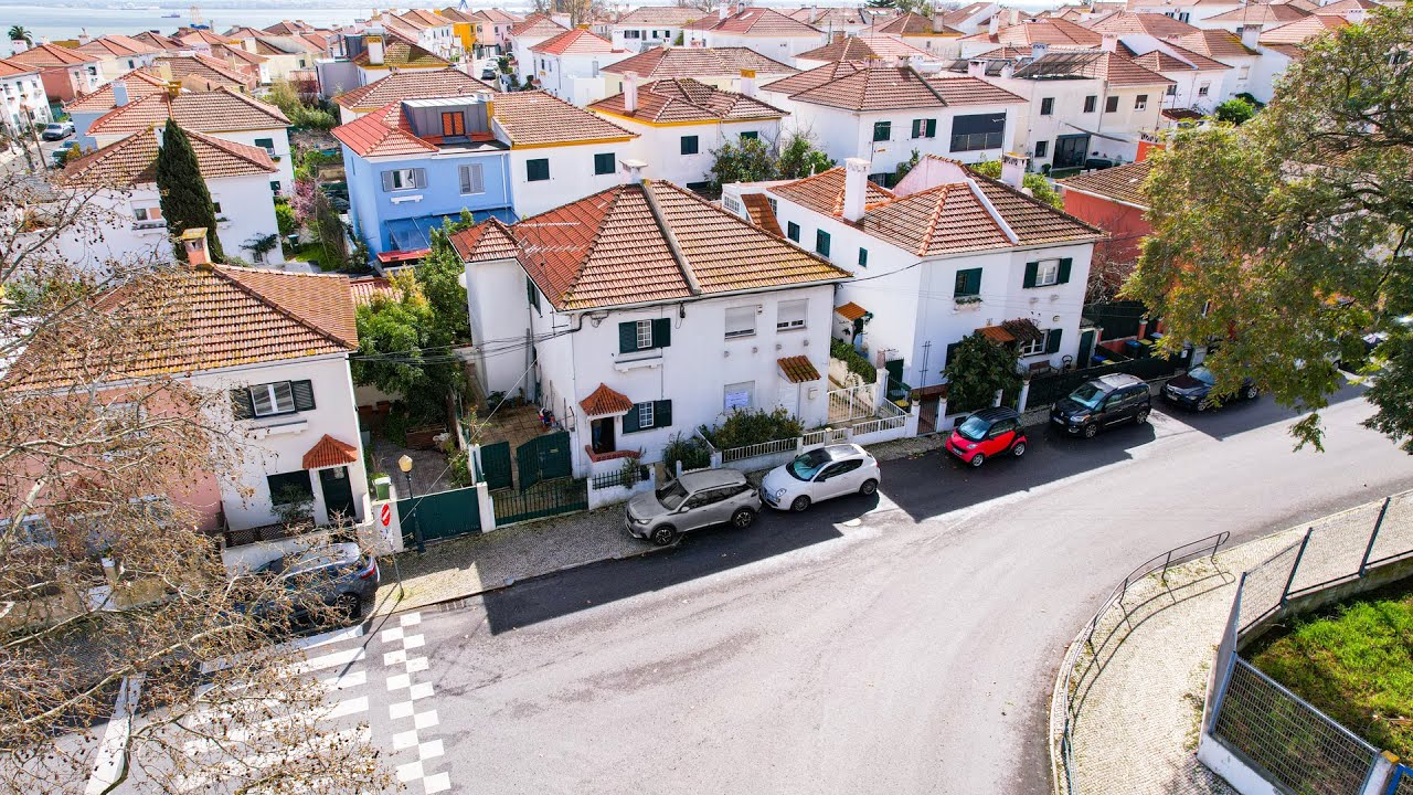 Moradia T3+1 com estacionamento e logradouro - Bairro da Madre de Deus, Lisboa