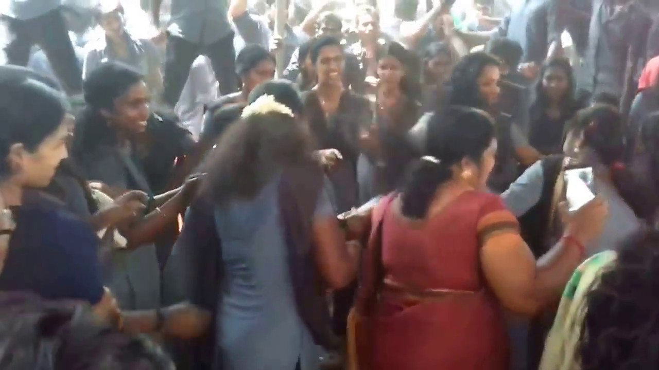 ചെങ്ങന്നൂർ ഐ ടി സി യിലെ വിദ്യാർത്ഥിനികൾ പരിസരം മറന്ന്  നാടൻ പാട്ടിനു ചുവടുവച്ചപ്പോൾ...