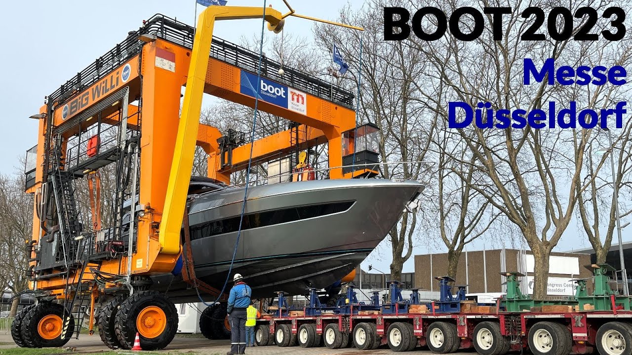Yacht RIVA 76 PERSEO zur BOOT 2023 Messe - Verladung mit Kran BIG WILLI vom Rhein in Düsseldorf