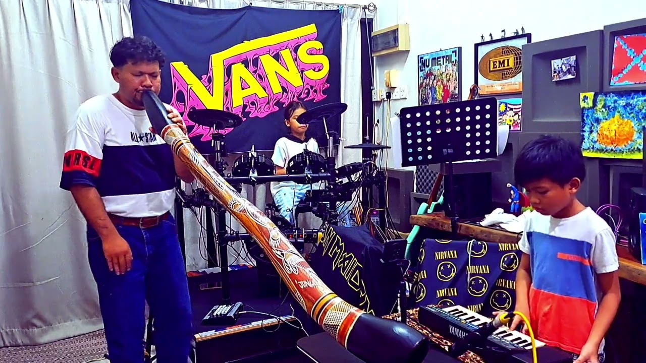 Didgeridoo with kids