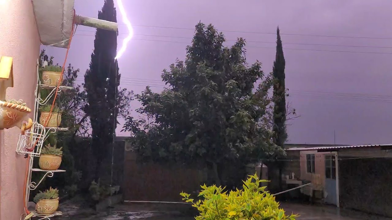 Thunderstorm with loud thunder & a thunderstorm with very loud thunder & brief heavy rain in México
