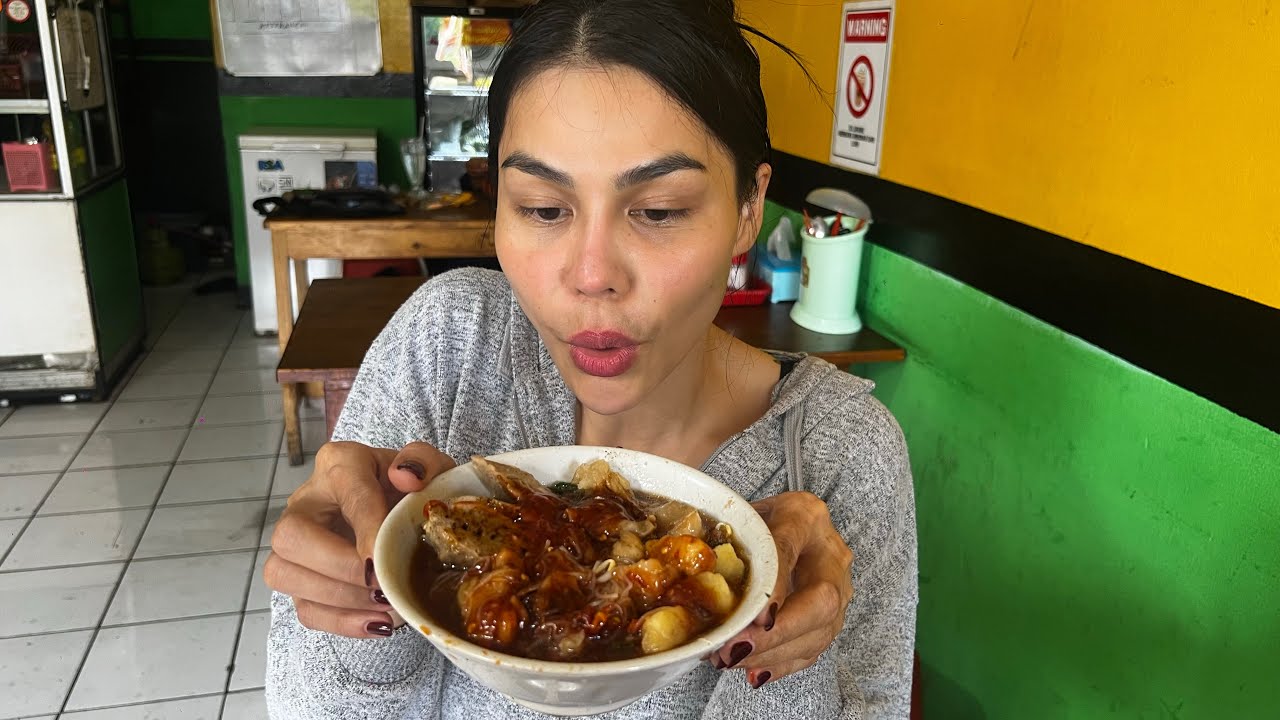 MAKAN BAKSO TETELAN BANYAK GUYS