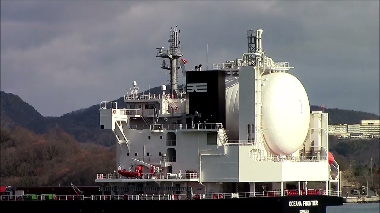 2026年3月4日　伊予灘へ試運転に向かった　ばら積み貨物船「OCEANA FRONTIER」　因島大橋を通過