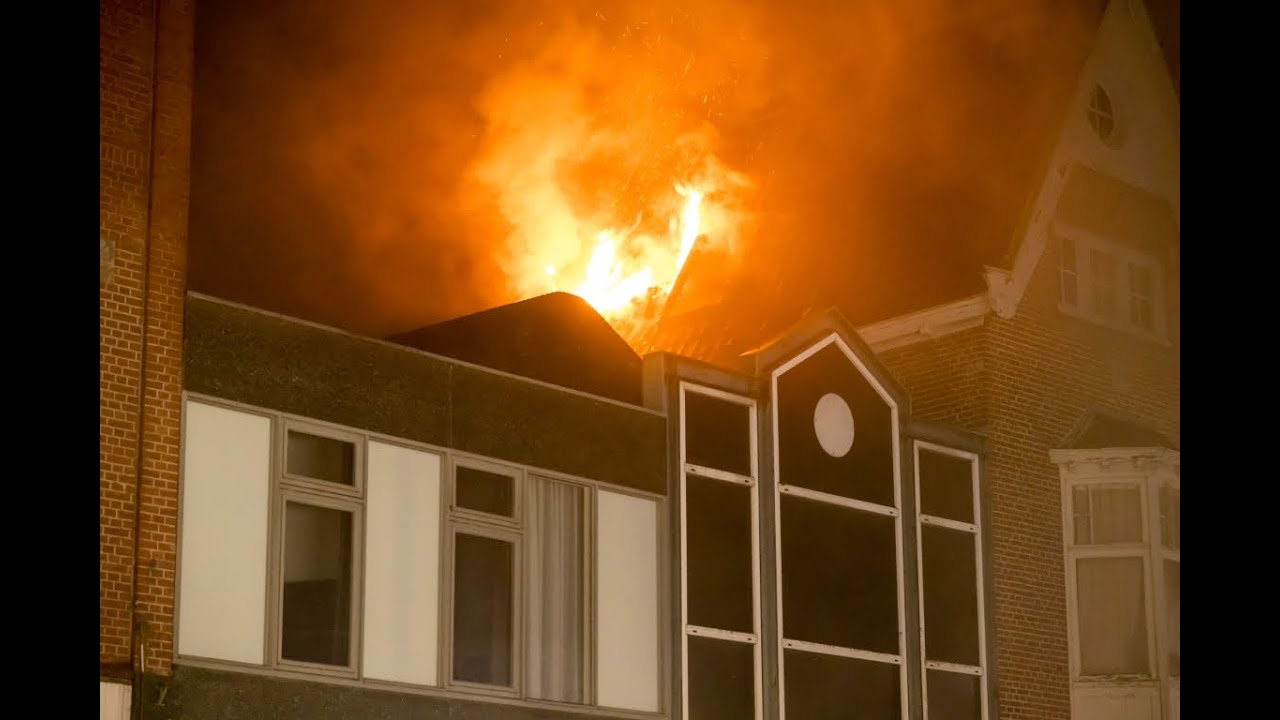 Uitslaande woningbrand het centrum van Delfzijl onder controle