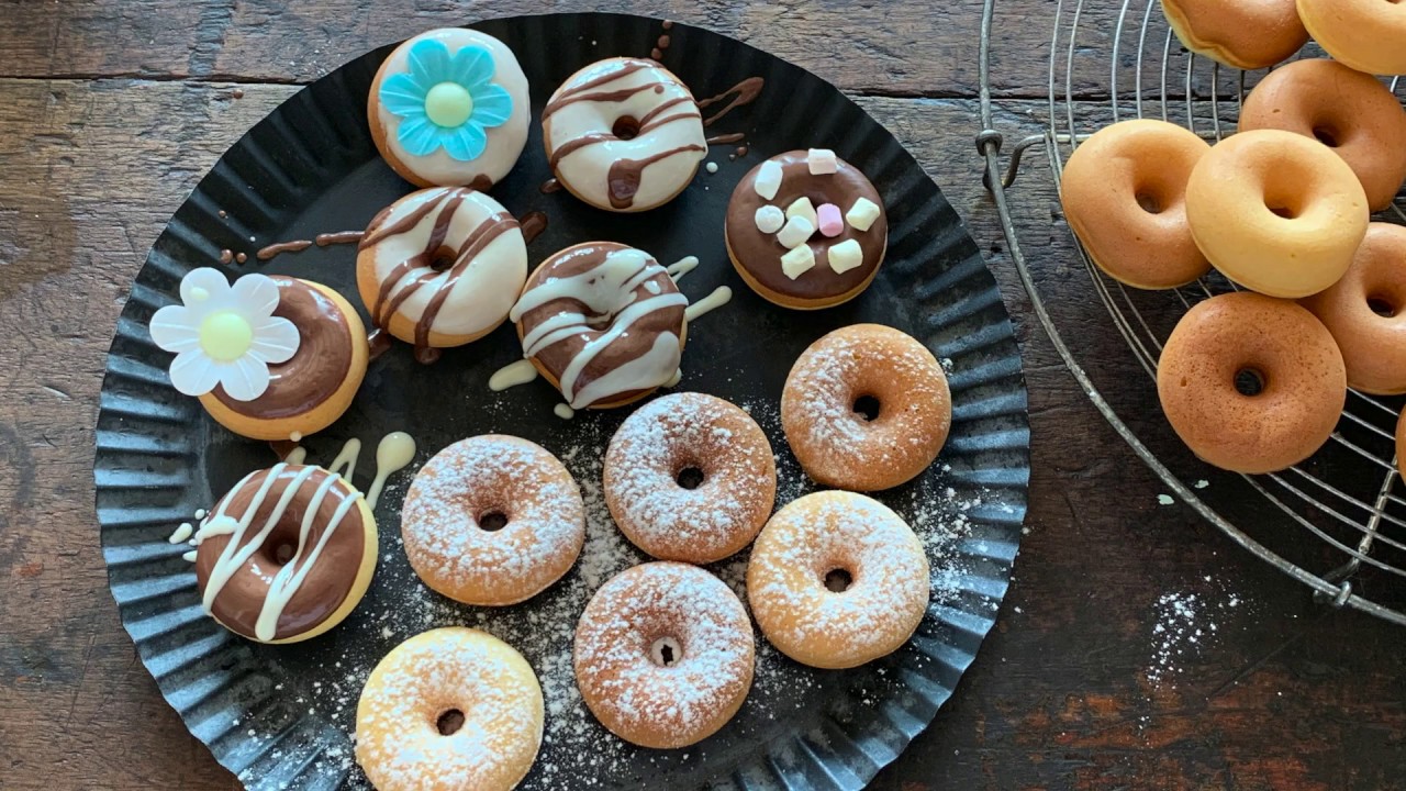Mini Donuts selbstgemacht mit Kids am Tisch