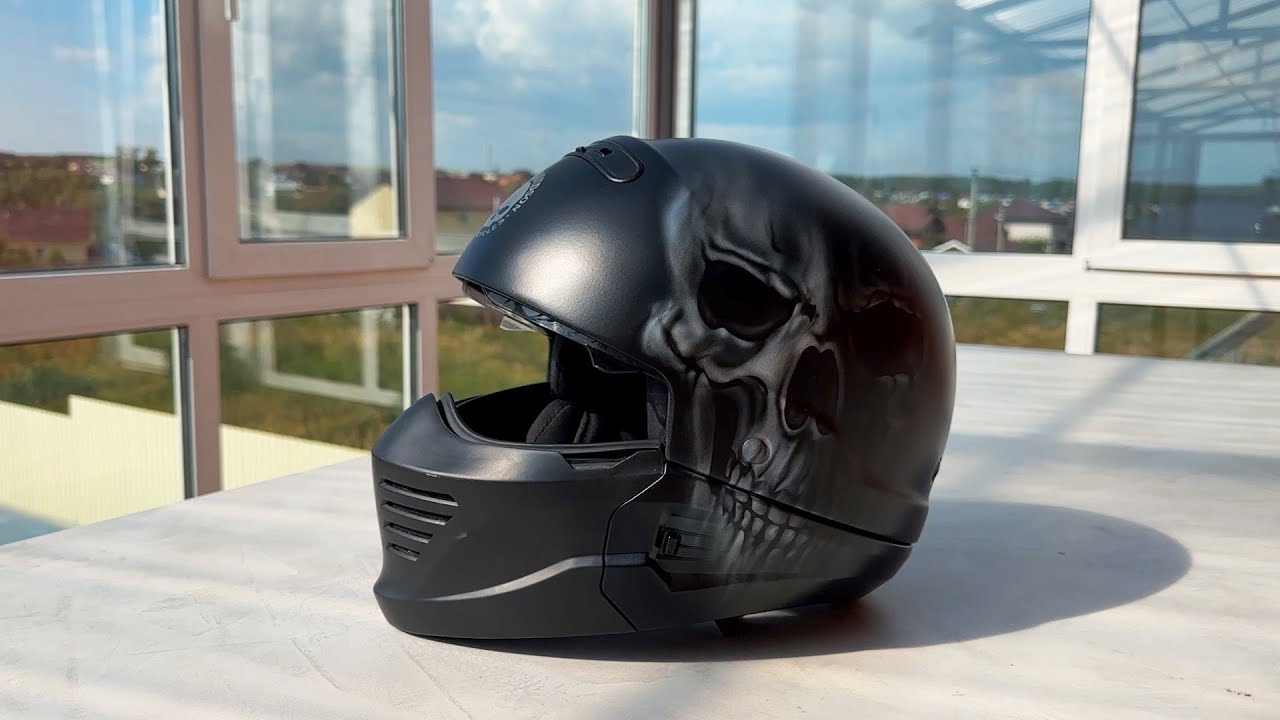 Airbrushing Skull in monochrome matte on HD Pilot II motorcycle helmet