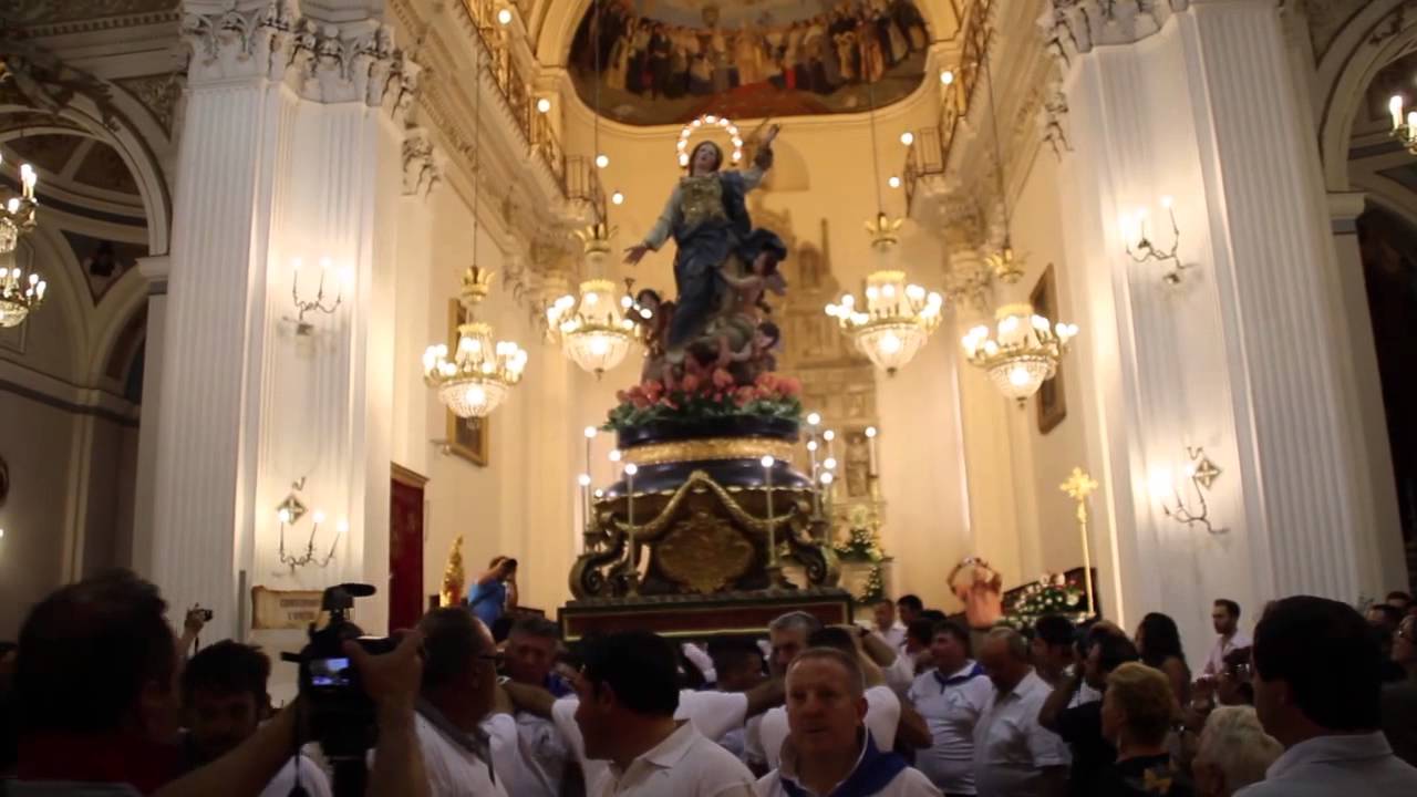 NICOSIA. Processione con il simulacro di Maria Assunta