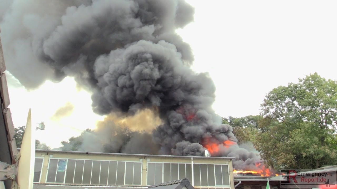 [GROSSBRAND IN SOLINGEN] -| Hallenbrand mit massiver Rauchentwicklung | Großeinsatz |-