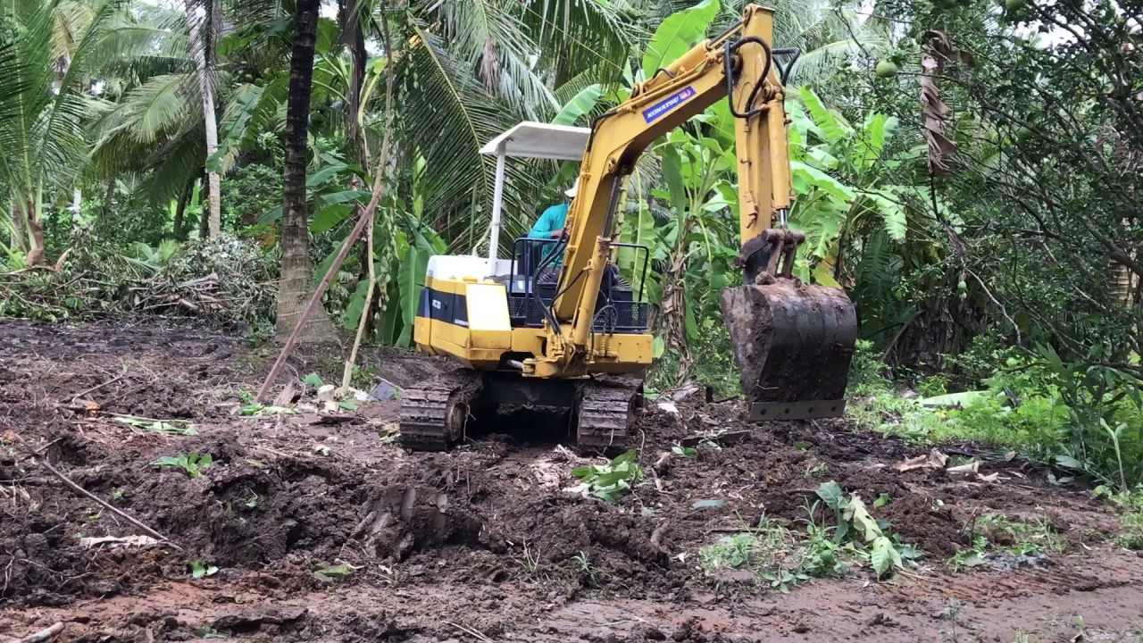 Komatsu pc30 sang lấp mặt bằng