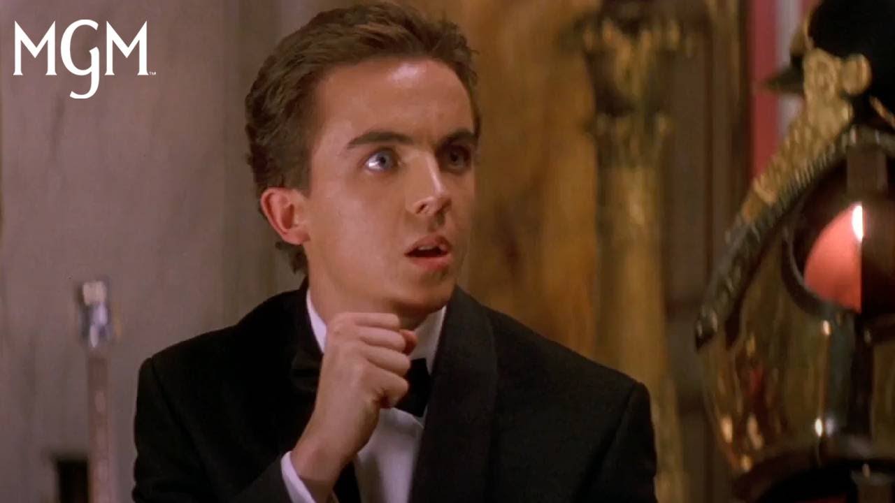 AGENT CODY BANKS: DESTINATION LONDON | Band Creates a Distraction 