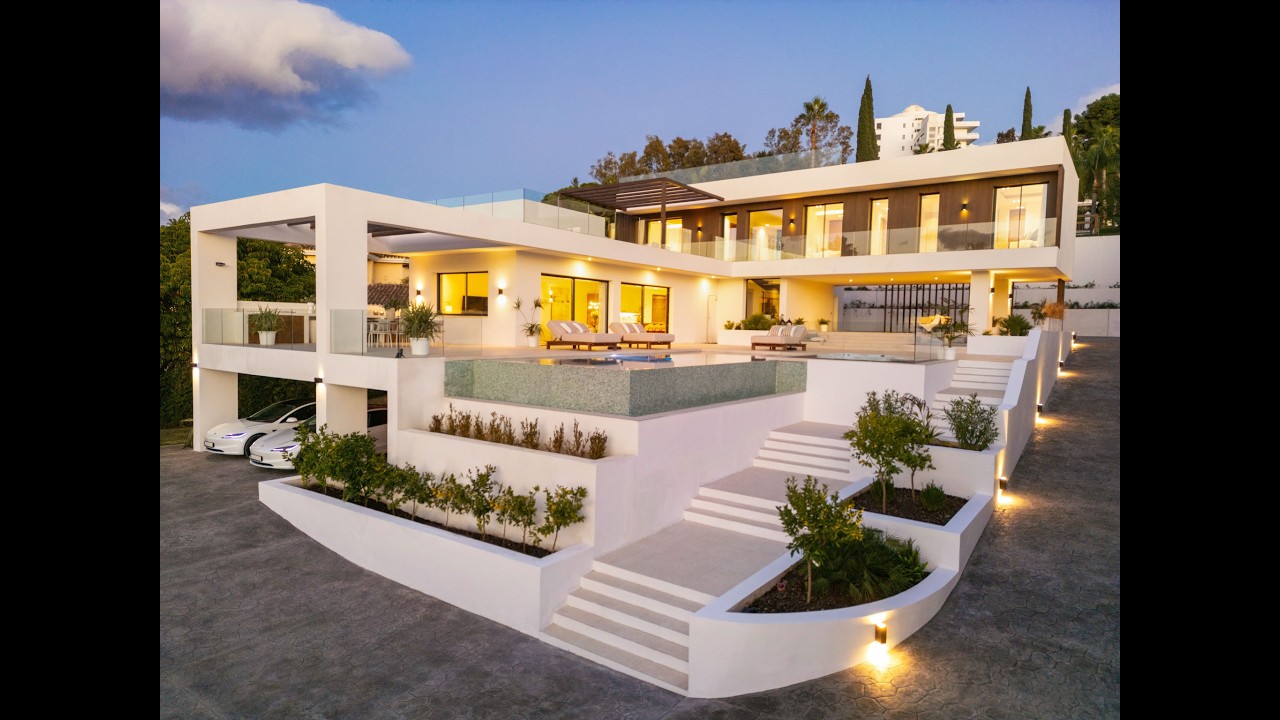 CONTEMPORARY NEWLY BUILT VILLA IN ESTEPONA