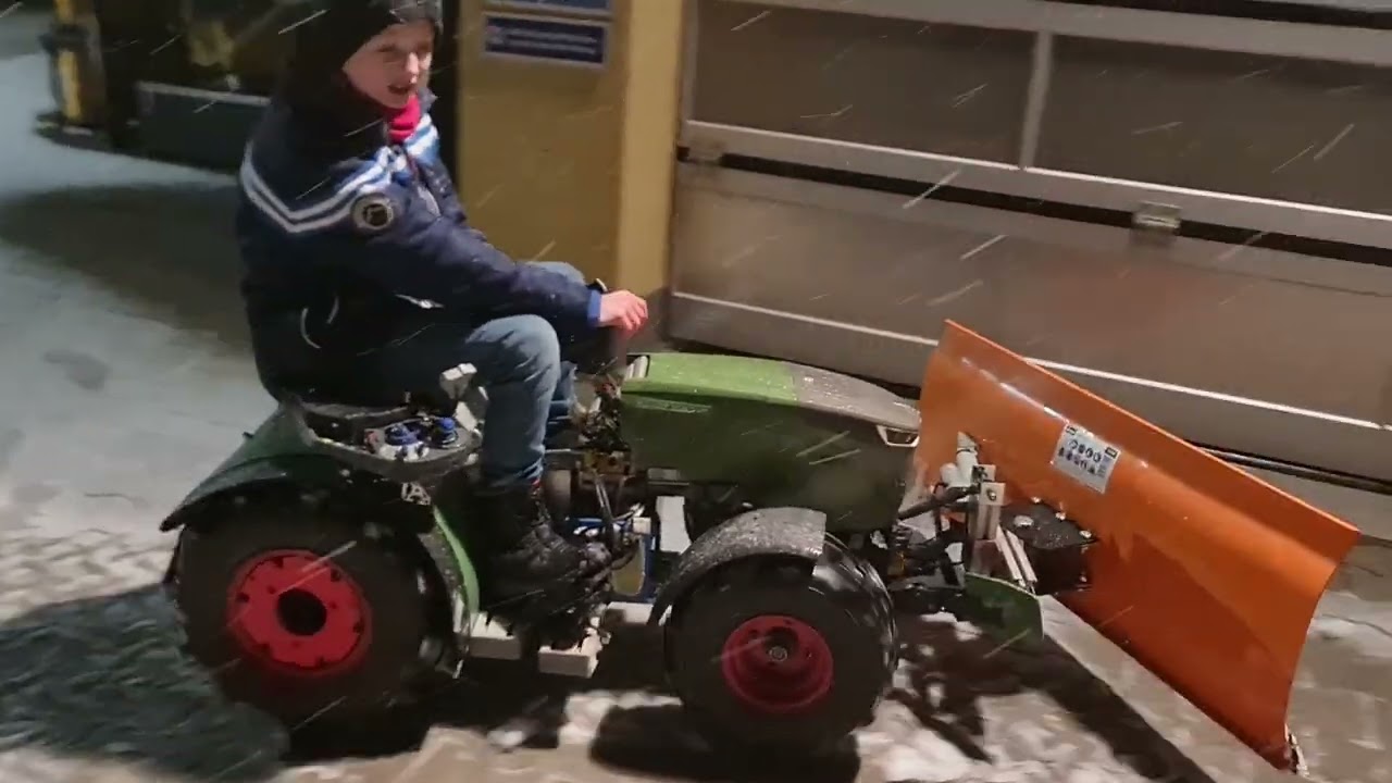Schneeräumen Winterdienst mit dem Eigenbau Elektro Kindertraktor Fendt 1050 Vario