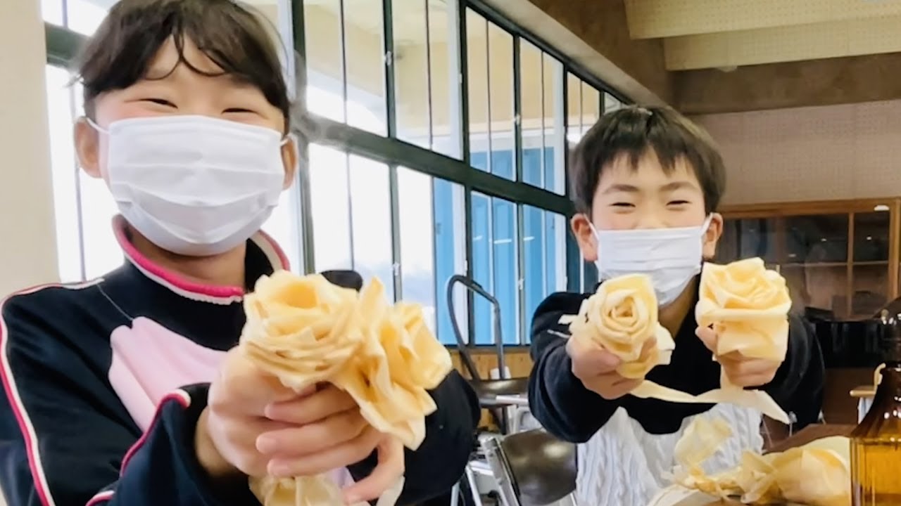 イブの日に小中学生が四万十ヒノキでバラ作り