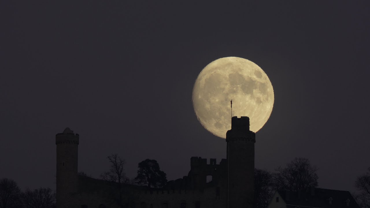 Mond über Schloß Auerbach