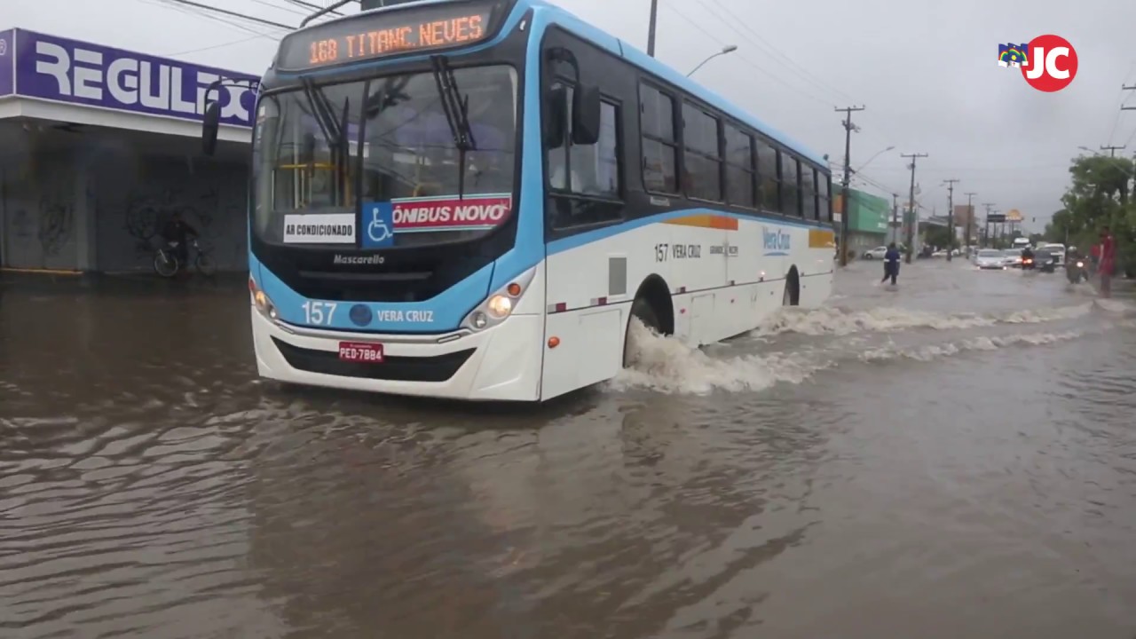 Chuva forte alaga ruas na Região Metropolitana do Recife