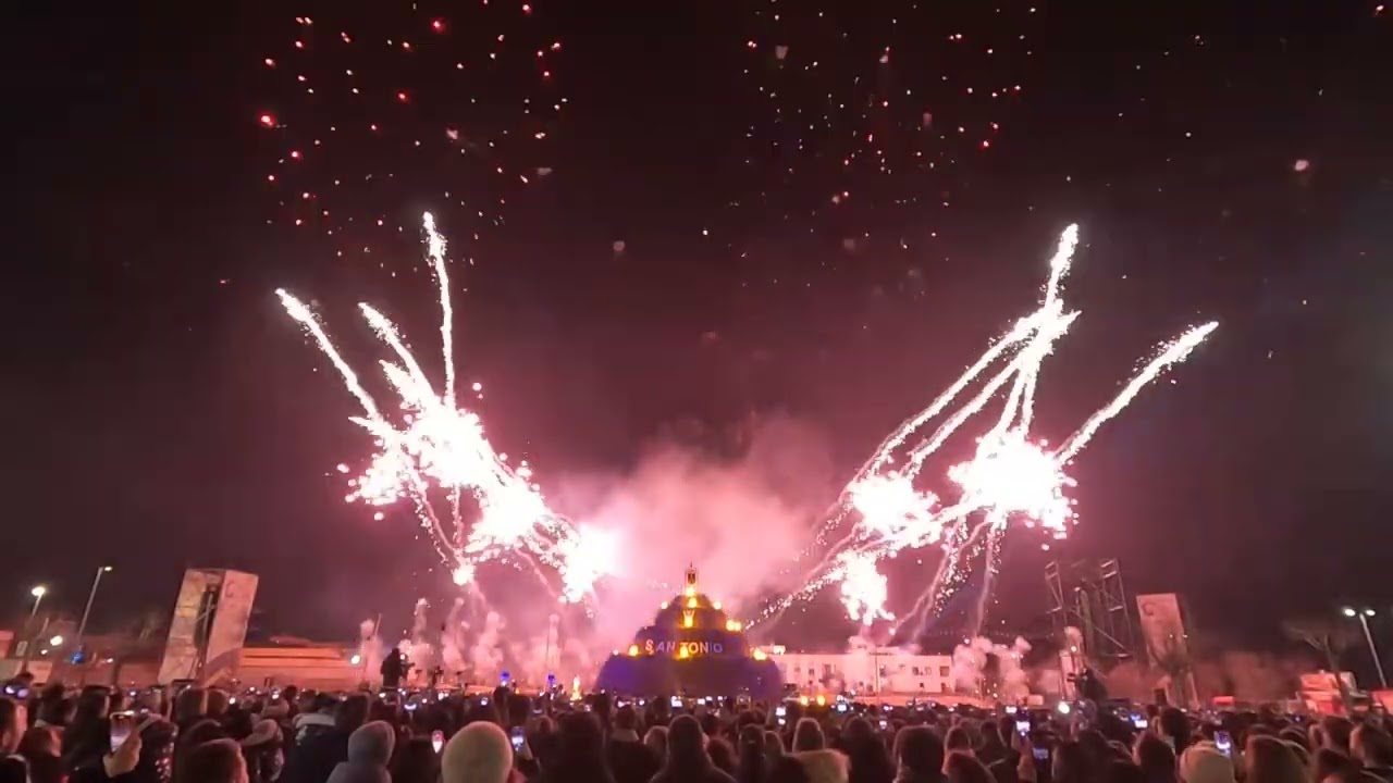 Novoli, accensione della Focara in onore a Sant'Antonio Abate a cura delle ditte Atmosfere e  Pirote