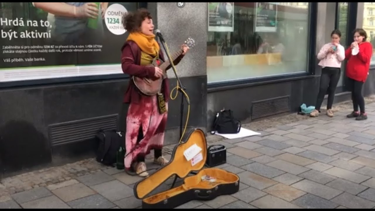 Lunaries - What's up - busking Brno