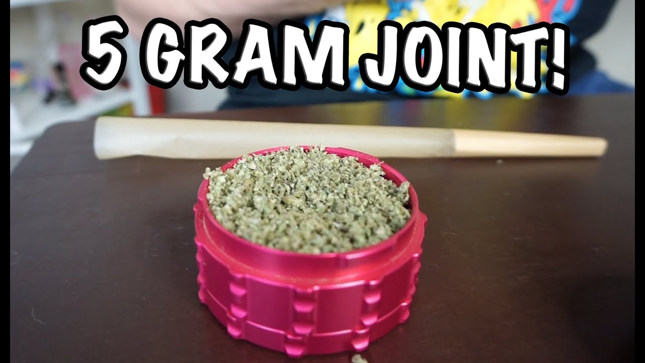 ROLLING A 5 GRAM JOINT