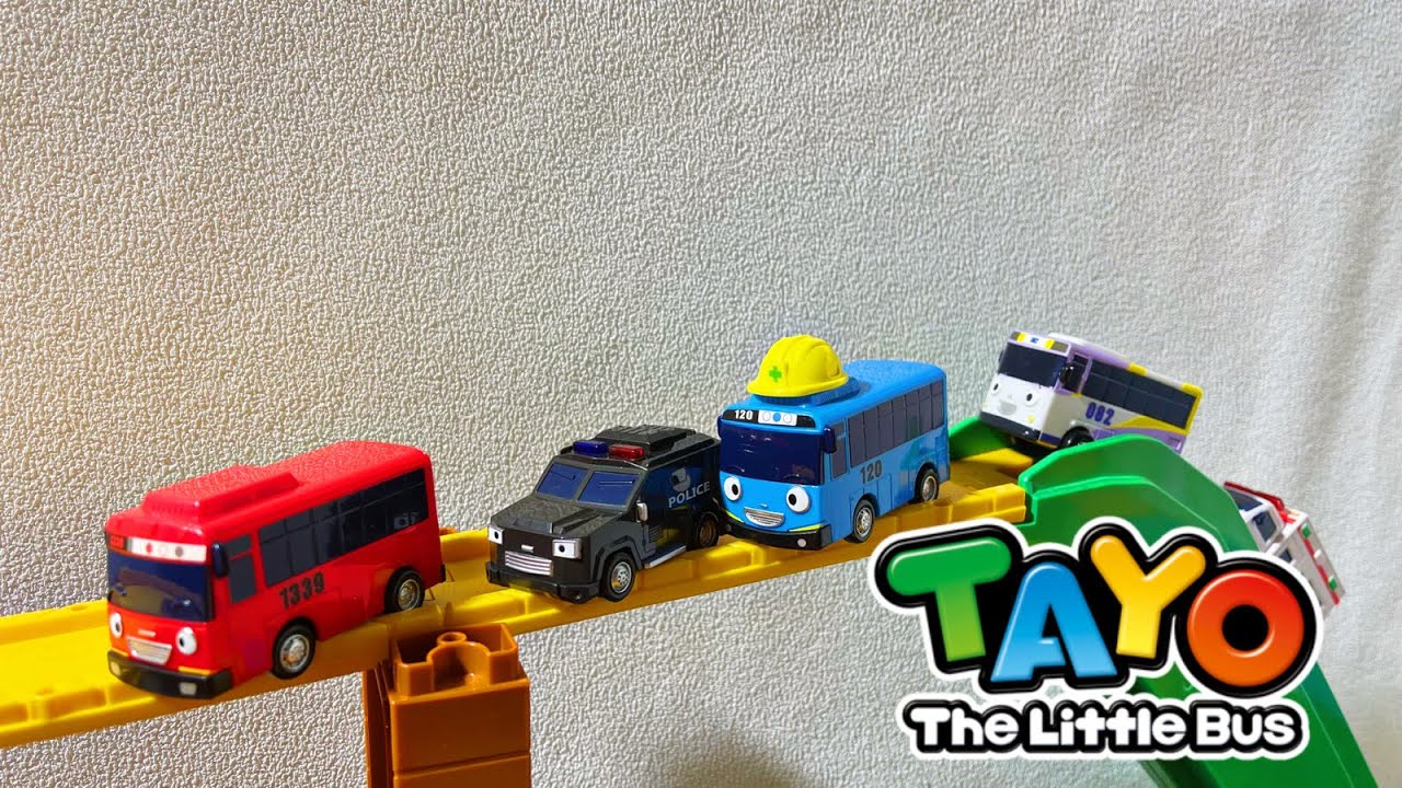 Bus tayo kontruksi gani mini berlomba menuruni lereng Tomica menaiki jalur eskalator melaju cepat