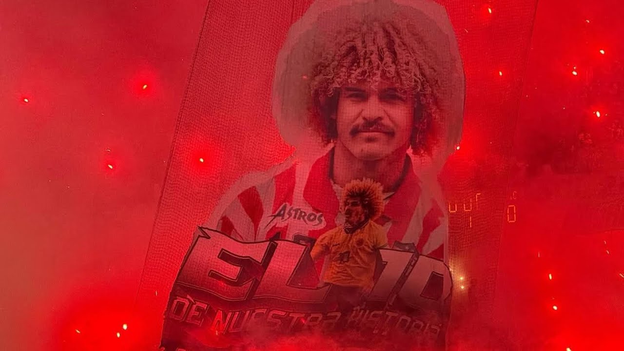 Frente RojiBlanco Sur -  Salida 3D del Pibe Valderrama con bengalas - Junior de Barranquilla 