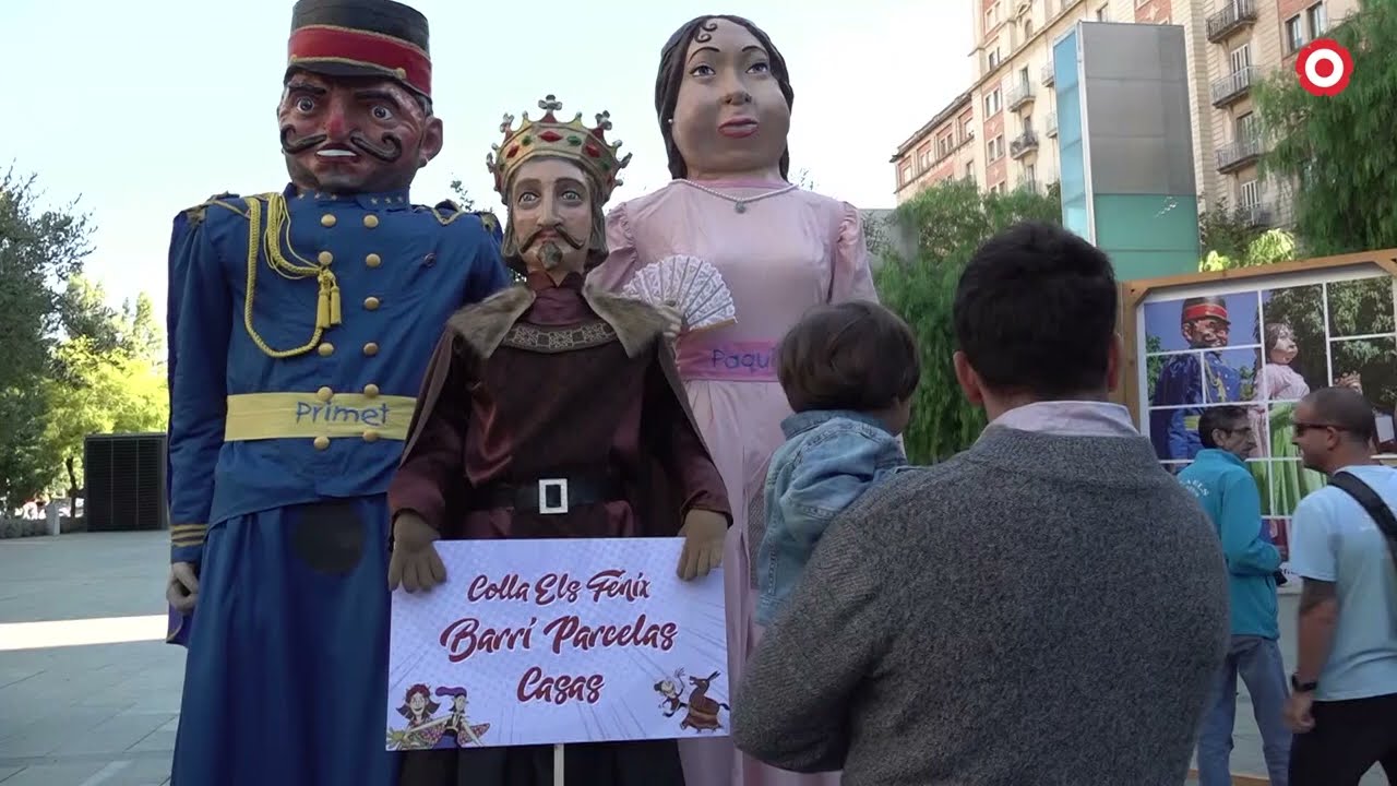 Els elements festius dels barris s'exhibeixen al centre de Reus
