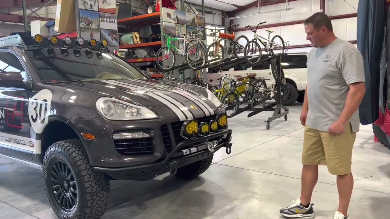 Экскурсия по раллийному автомобилю Porsche Cayenne Turbo S 2010 года.