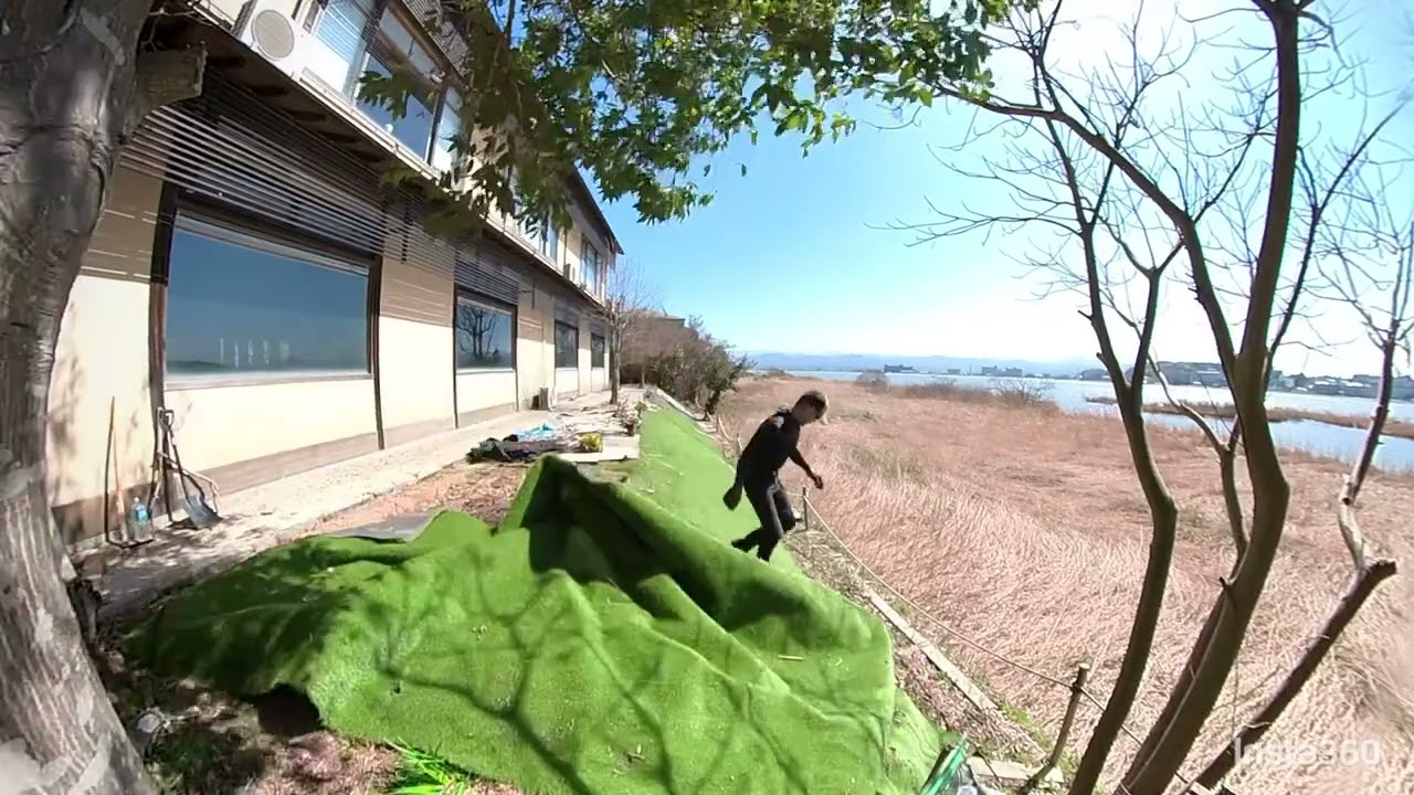 Setting artificial grass on the slope 230315