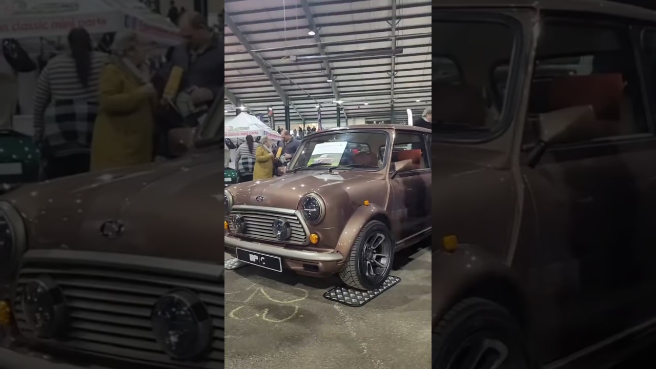 This Mini is something else 😍 🤎 #mini #minicooper #classicmini #fyp #car #cars #carspotting #oldcars