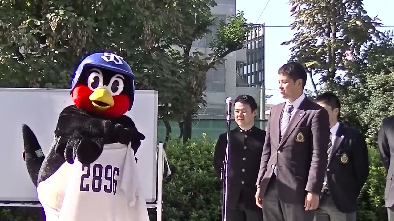 つば九郎への 東京六大学ユニホーム贈呈式：明治神宮外苑創建90年記念奉納試合 東京六大学選抜 対 東京ヤクルトスワローズ 試合前ステージイベント