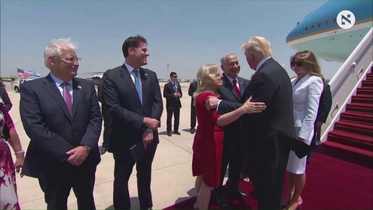 Trump arrives to Israel, shakes hands with Benjamin and Sara Netanyahu