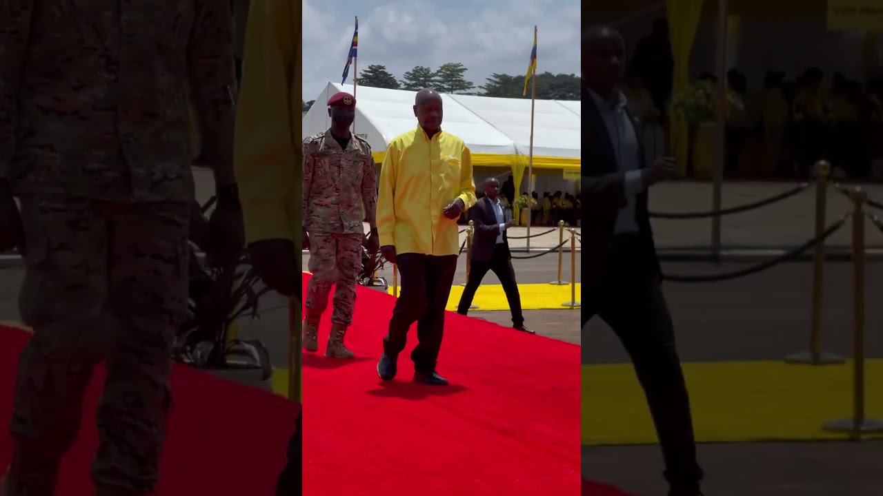 Gen.(Rtd) Yoweri Museveni as he walks to address delegates #trending #dance
